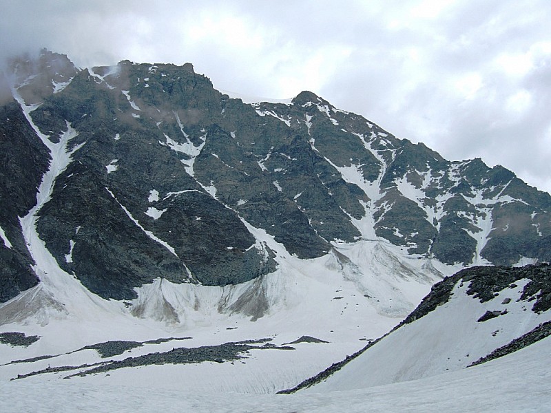 #13 les couloirs du Vélan : Conditions du jour:Septentrional à gauche, Hannibal à droite. On ne voit pas bien le Central les couloirs du Vélan : Conditions du jour:Septentrional à gauche, Hannibal à droite. On ne voit pas bien le Central
