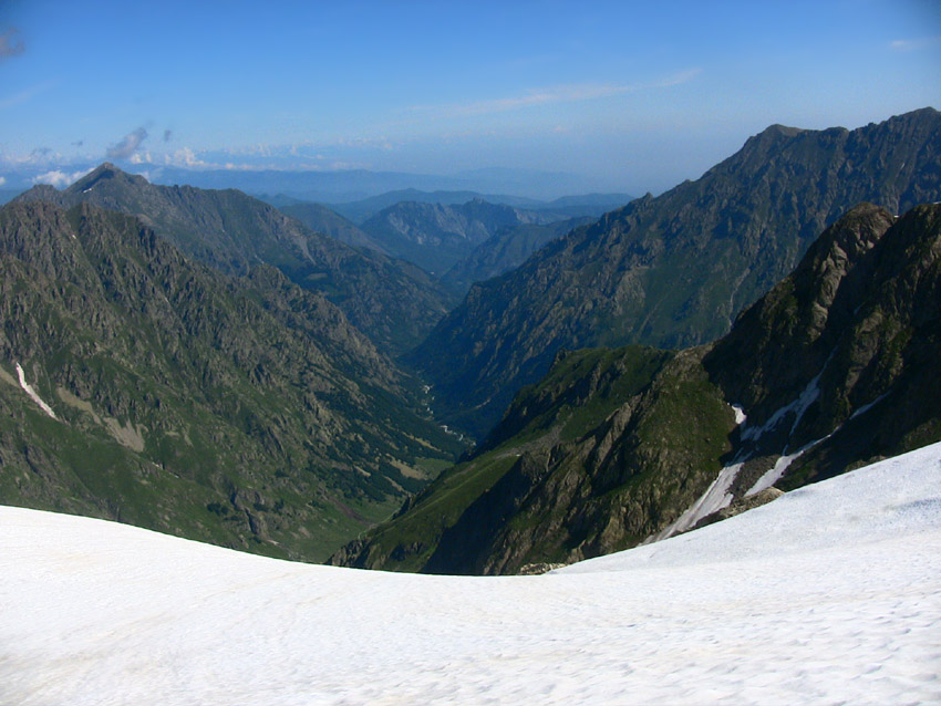 Le Val Gesso et San Giacomo 1500m plus bas, on devine les alpes du nord au fond