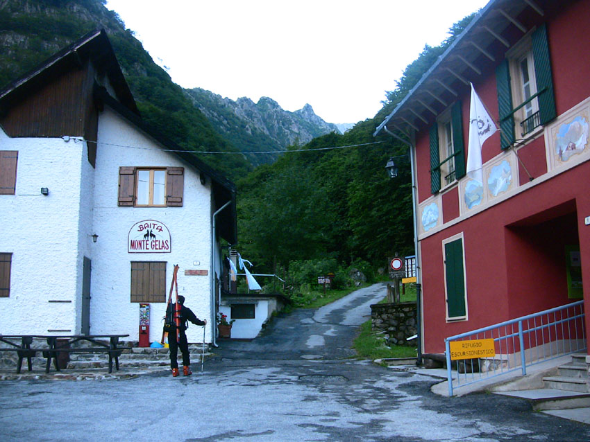 Départ de San Giacomo - 1200m, pour 2100m de deniv.