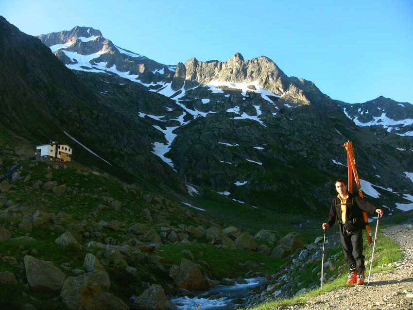 #19 Arrivée au Refuge Soria Elena - 1820m, en A/R plan la langue de névé de la Gorgia delle Maura qui nous permettra de descendre juqu Arrivée au Refuge Soria Elena - 1820m, en A/R plan la langue de névé de la Gorgia delle Maura qui nous permettra de descendre juqu'à 1820m, pas si mal pour un 5 juillet