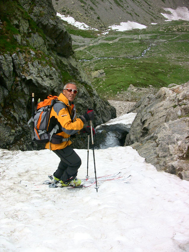 Mieux vaut s'arréter avant de finir à l'eau, un court dechaussage nous permettra d'enlever les skis definitivement à 1820m