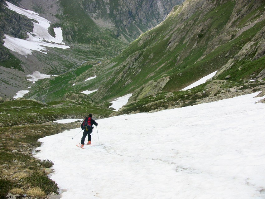 On se rapproche du refuge grace aux langues de névé de la Gorgia della Maura