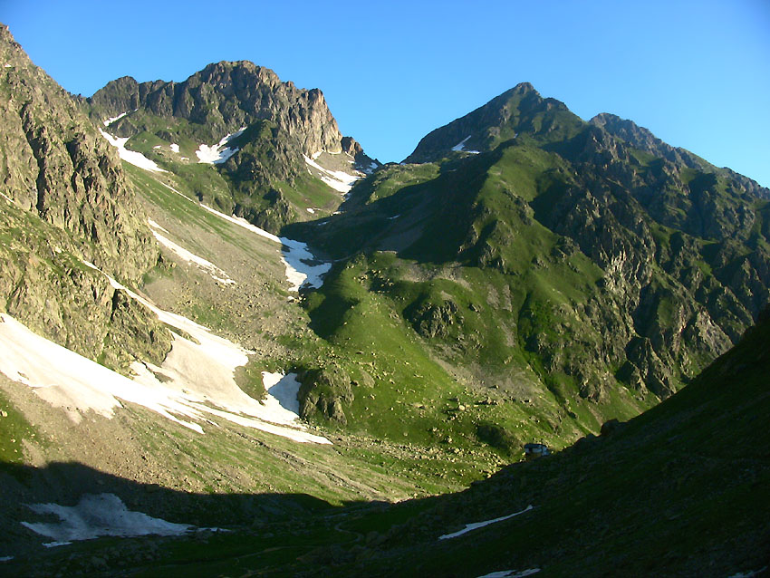 Au dessus du refuge, dans la Gorgia della Maura, vcue sur le col et le sommet de Fenestrella