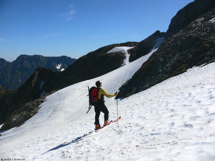 Arrivée à la brèche 2800m (couloir enneigé au centre) qui nous permet de passer dans le vallon du Lago Bianco