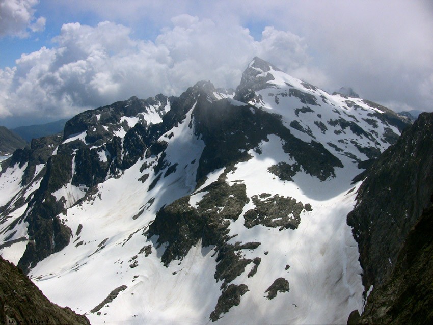 Vue du Pas de la Malédie: Le vallon de Pagari et le Clapier encore bien remplis pour du bon ski, étonnant !