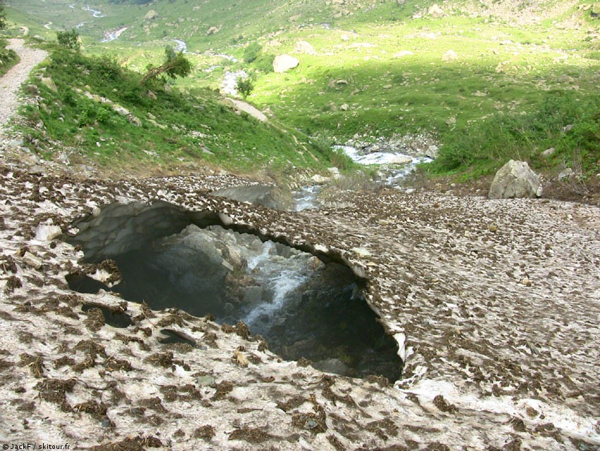 Fragile pont de neige sous le refuge