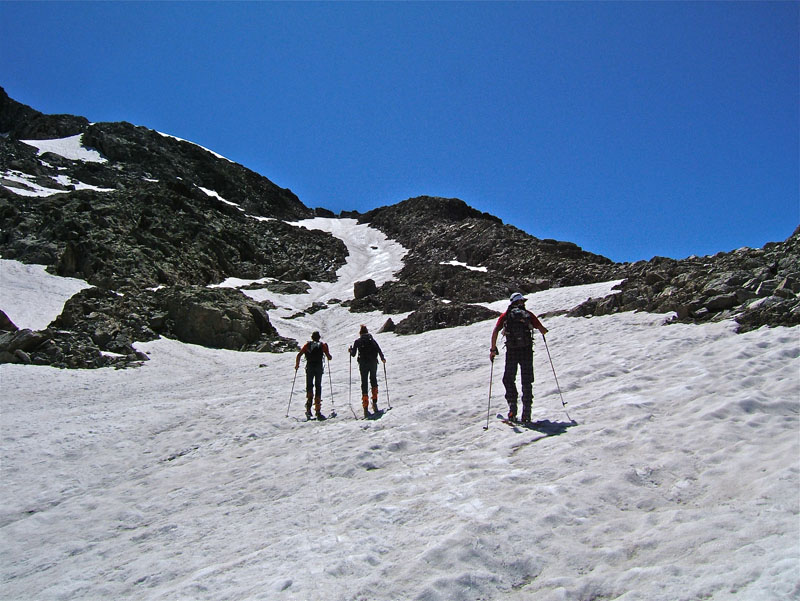 #6 Ghilié : Vers 2600m la neige est un peut plus ondulée que la partie basse. Ghilié : Vers 2600m la neige est un peut plus ondulée que la partie basse.