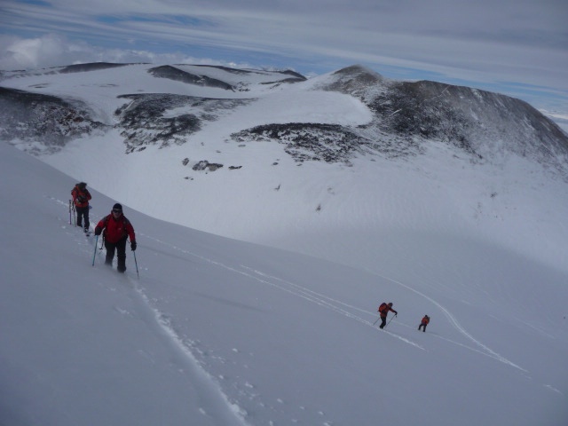 Sous le sommet : 100m sous le sommet du Chillan Nuevo et en arrière plan le Chillan Viejo et sa face Nord.
PS : étant dans l'hémisphère sud, les faces N correspondent à nos faces S.