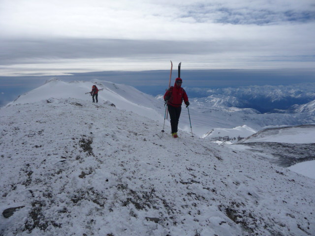 Chillan Viejo : Arrivée au sommet du Chillan Viejo (le Chillan Nuevo se trouve en arrière plan).