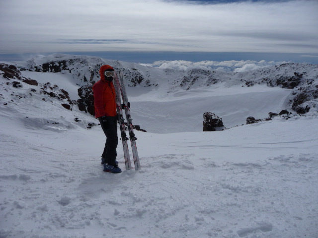 Au sommet du Chillan Nuevo : Anne au sommet du Chillan nuevo avec le cratère du volcan en arrière plan