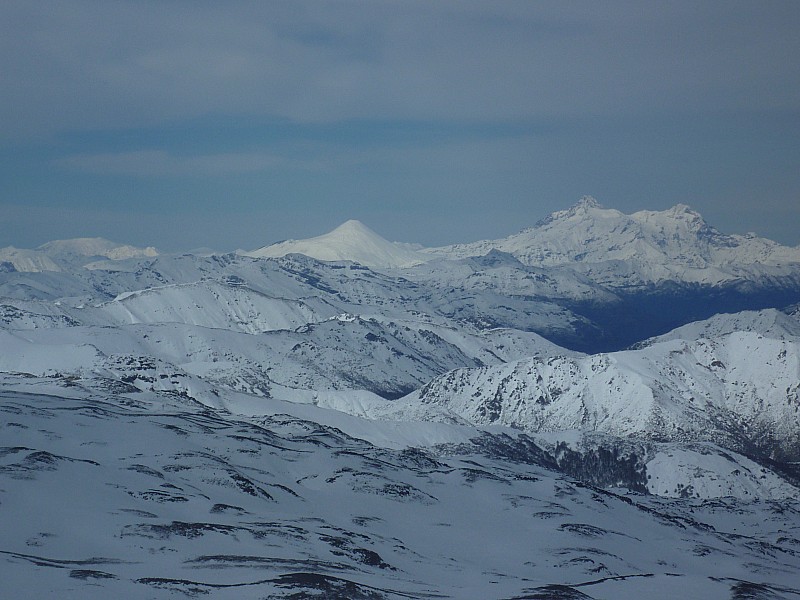 #3 Volcan Antuco : Le superbe volcan Antuco (à gauche sur la photo) gravi le jeudi 27 août et la Sierra Veluda sur la droite. Volcan Antuco : Le superbe volcan Antuco (à gauche sur la photo) gravi le jeudi 27 août et la Sierra Veluda sur la droite.