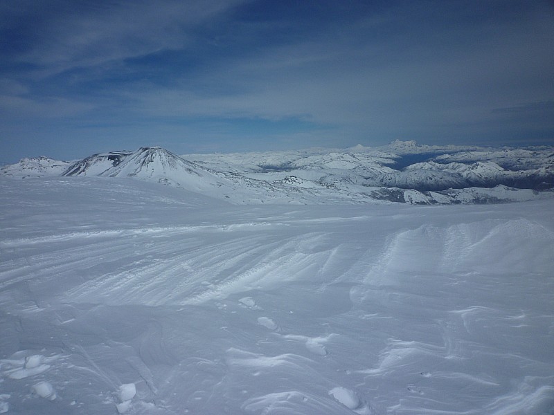 #7 Au sommet : Depuis le sommet avec la vue sur les 2 volcans gravis la semaine précédente : Chillan Nuevo et Viejo. Au sommet : Depuis le sommet avec la vue sur les 2 volcans gravis la semaine précédente : Chillan Nuevo et Viejo.