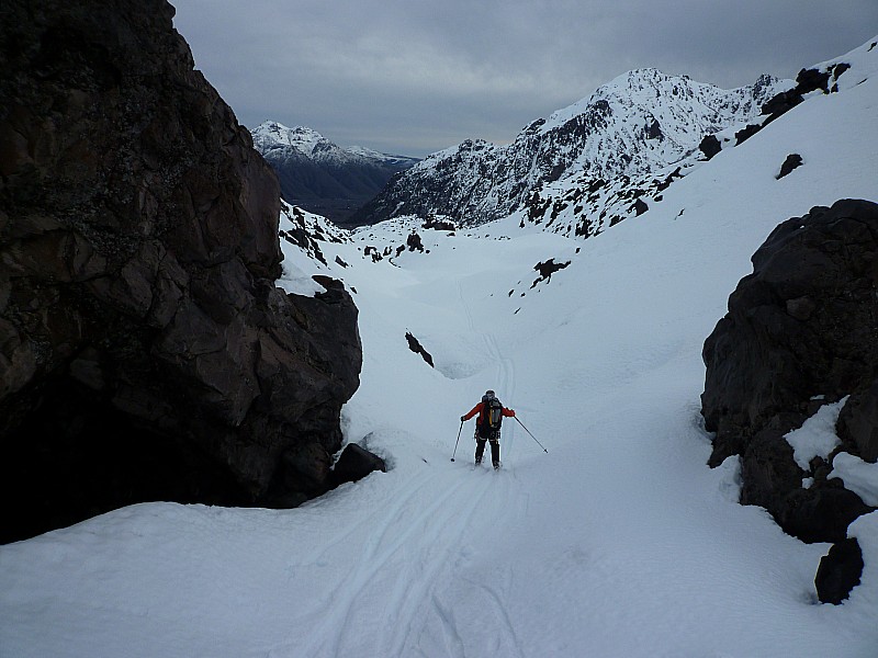 #13 Descente : suite : Vers la fin de la descente dans un décors basaltique Descente : suite : Vers la fin de la descente dans un décors basaltique