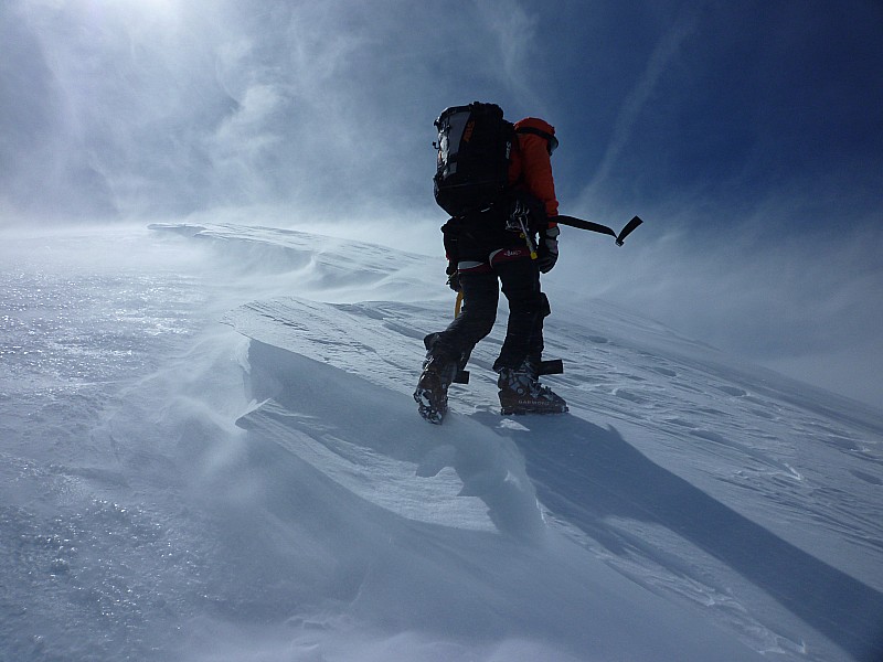 #6 Sous le sommet : Yves sous le sommet. Nous avons laissé les skis mais le sommet étant plat, nous aurions pu les monter sans problème. Sous le sommet : Yves sous le sommet. Nous avons laissé les skis mais le sommet étant plat, nous aurions pu les monter sans problème.
