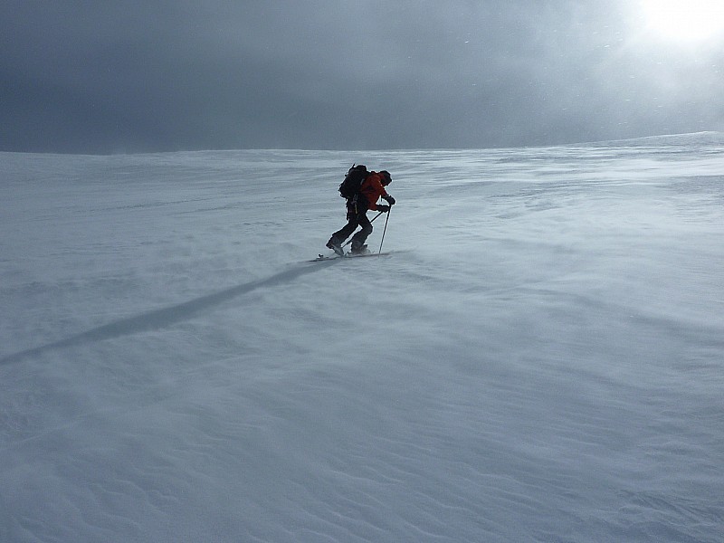 #4 En cours d En cours d'ascension : Yves en cours d'ascension avec un compagnon : le vent!