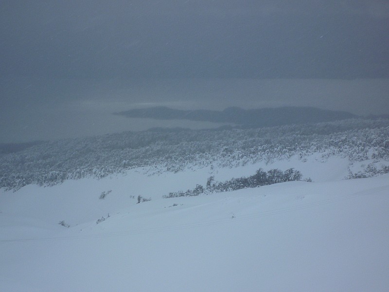 #5 LAc de Pucon : On devine au loin, dans la grisaille, le lac bordant les villes de Villarica et Pucon. LAc de Pucon : On devine au loin, dans la grisaille, le lac bordant les villes de Villarica et Pucon.