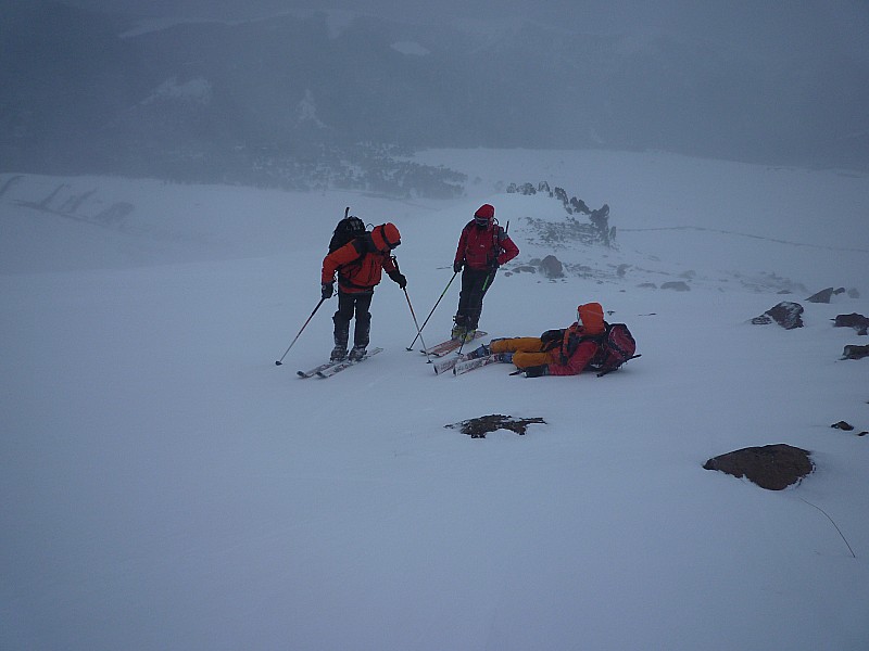 1er sommet : Anne, Alain et Allan en plein vent.