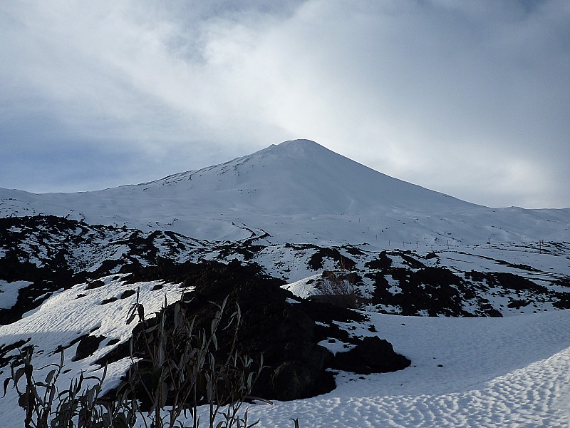 #2 Volcan ANTUCO : Le volcan vu depuis le centre de ski (départ). Volcan ANTUCO : Le volcan vu depuis le centre de ski (départ).