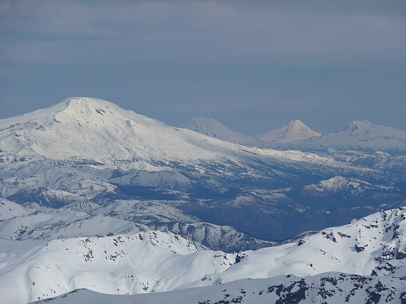 #9 Panorama de volcans : Superbe panorama (au zoom) des volcans d Panorama de volcans : Superbe panorama (au zoom) des volcans d'Araucanie avec depuis la gauche vers la droite : le volcan Callaqui, Lonquimay, Llaima et Tolhuaca