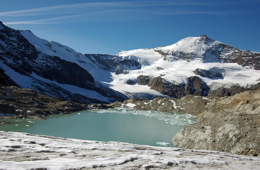 #3 On chausse les skis. : On chausse les skis, sur fond d On chausse les skis. : On chausse les skis, sur fond d'Albaron platré