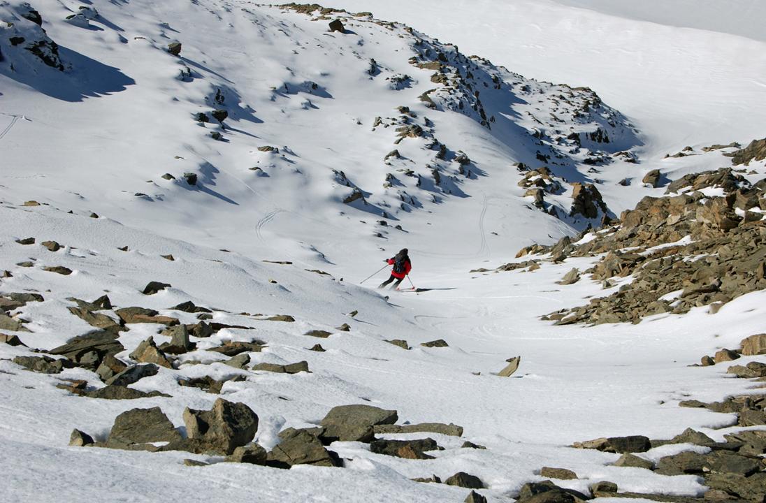 #11 Sancy descend le canal sup : Premiers virages 2009/2010 pour Sancy, sur poudre / grésil tapissant un fond dur. Ludique. Sancy descend le canal sup : Premiers virages 2009/2010 pour Sancy, sur poudre / grésil tapissant un fond dur. Ludique.