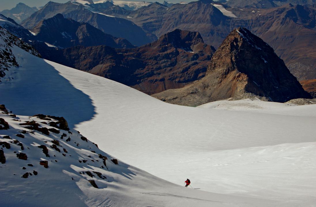 Ski d'automne : Sancy avale les combes blanches du glacier... qui se découpent sur les terres ocres de l'automne.