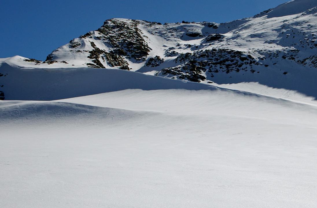 #5 Etat face NW de C.Monfret : L Etat face NW de C.Monfret : L'tinéraire de la face se découvre. 2 Bombements de neige au dessus du Col San Stéfano, et un canal d'accès au sommet, entre les émergences rocheuses.