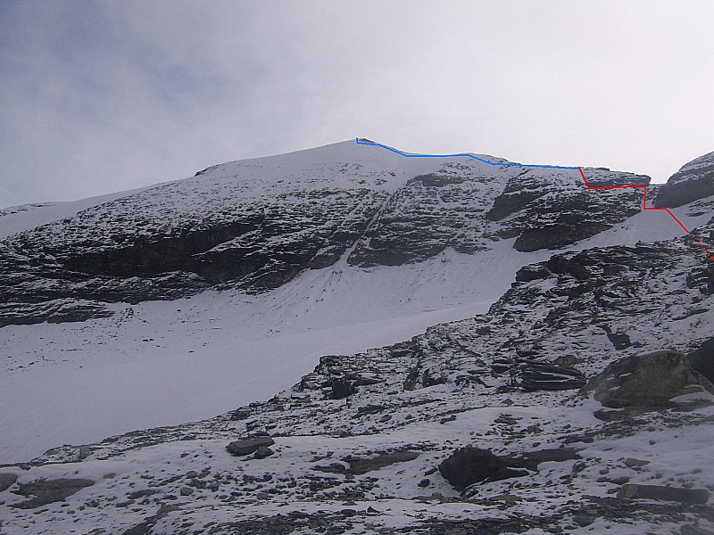 montée : choix de l'itinéraire . rouge en crampons/piolet , bleu en skis/peaux