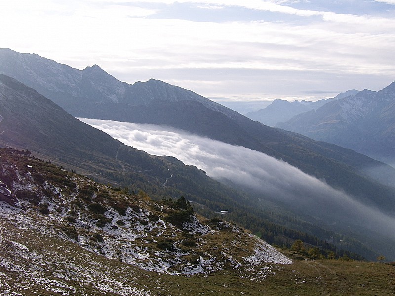 météo : débordement nuageux du col du mont cenis . vent tempétueux dans l'axe du col , rien ici !