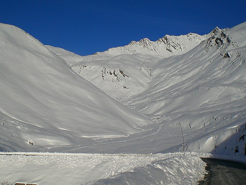 vallon de Roche Noire : Vue depuis la route, bel enneigement pour un 24 octobre !