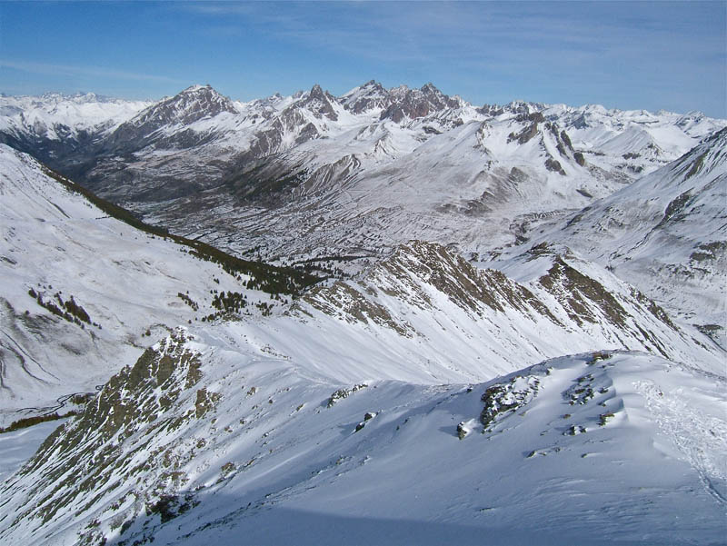 ENCLAUSE : Vue sur la France et les grands qui domine la vallée de l'Ubayette.