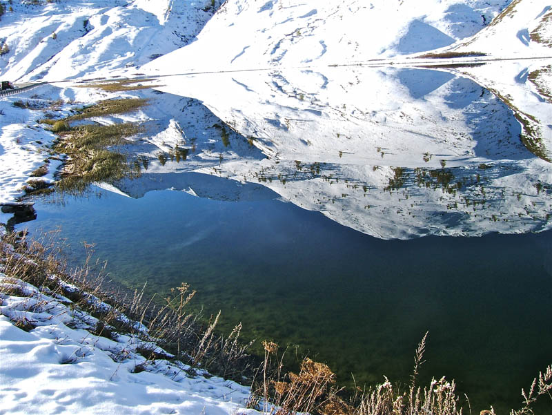 ENCLAUSE : Cette belle course reflettée dans le lac de la Madeleine prise le lendemain matin en allant à la foire de Vinadio. 26/09/09
Et je peus vous assurer qu'il y avait beaucoup de monde.