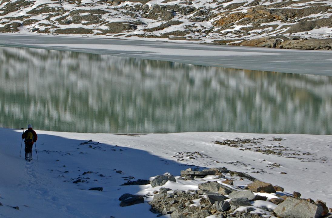 #9 Arrivée au Lac : Le skieur rejoint la raquettiste, partie en avance. Arrivée au Lac : Le skieur rejoint la raquettiste, partie en avance.