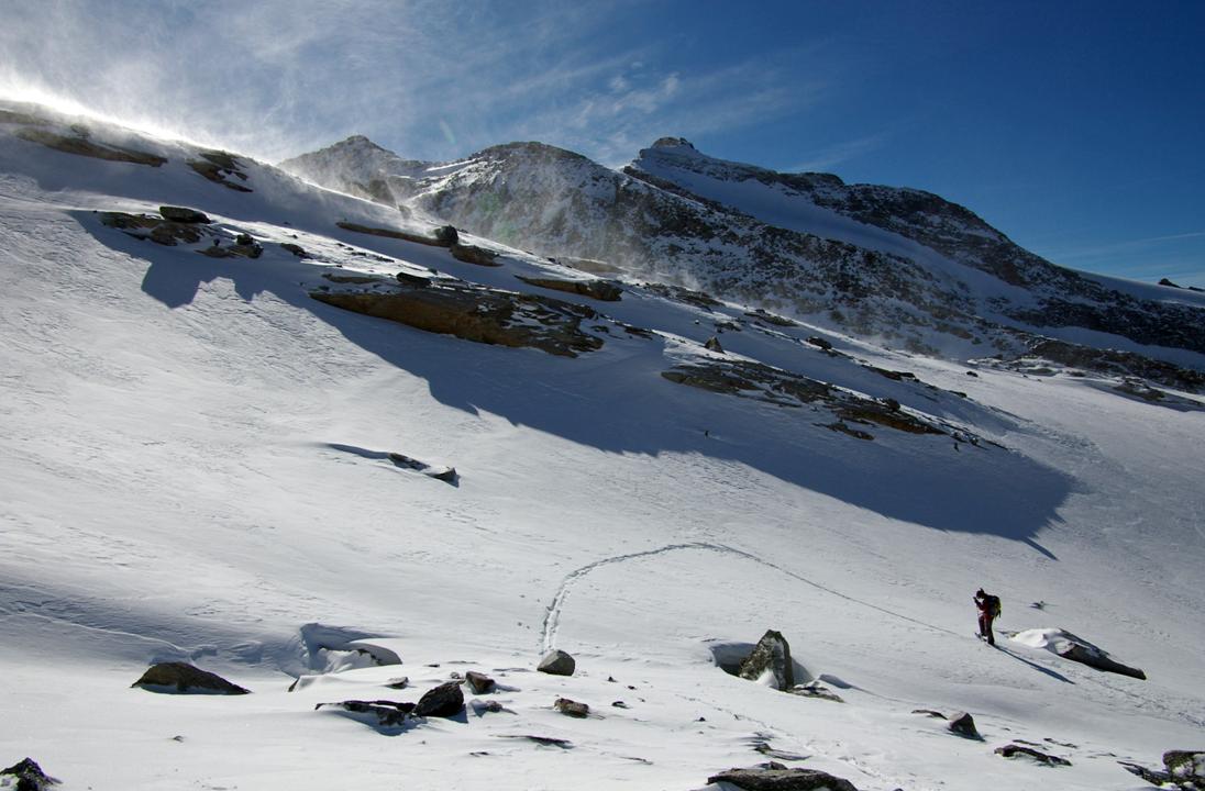 #2 Nath67 dans la bourrasque : Trace à skis pour moi, montée à raquettes pour Nath. Le vent rend l Nath67 dans la bourrasque : Trace à skis pour moi, montée à raquettes pour Nath. Le vent rend l'effort plus hivernal.