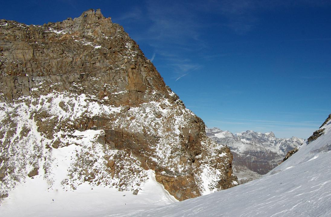 #4 Le Col Perdu : A travers le V du Col, se découvrent les faces sud du massif du Gran Paradis: déplumées! Le Col Perdu : A travers le V du Col, se découvrent les faces sud du massif du Gran Paradis: déplumées!