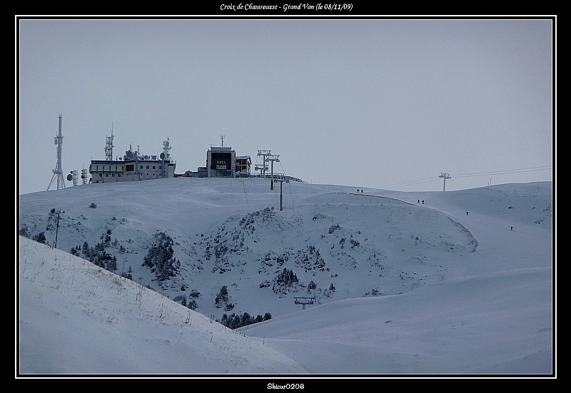 #2 La Croix de Chamrousse : Zoom sur la Croix de Chamrousse, avec déjà l La Croix de Chamrousse : Zoom sur la Croix de Chamrousse, avec déjà l'autoroute sur l'Olympique Homme.