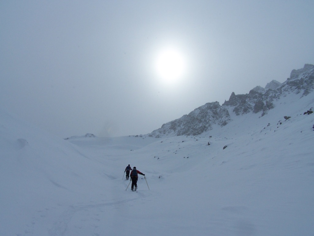 #1 Vallon de la Roue : Dans le vallon, à 2300m, on a presque cru que ça allait se lever. Un demie heure plus tard, purée de pois... Vallon de la Roue : Dans le vallon, à 2300m, on a presque cru que ça allait se lever. Un demie heure plus tard, purée de pois...