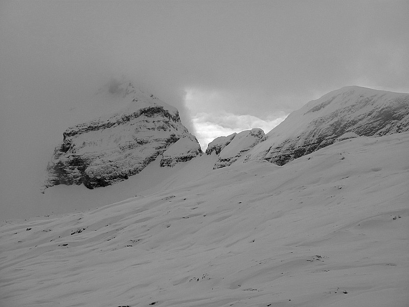 #4 Pointe de Platé : désert de Platé - châteaux de Cran et Pointe de Platé : un peu tôt pour aller faire un tour à la pointe d Pointe de Platé : désert de Platé - châteaux de Cran et Pointe de Platé : un peu tôt pour aller faire un tour à la pointe d'Anterne : les trous ne sont sûrement pas bouchés.