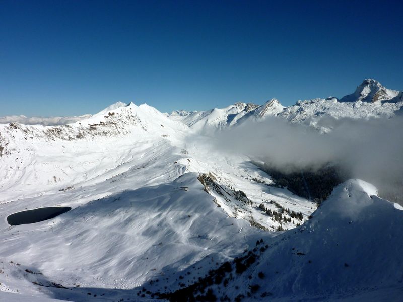#5 Belle journée ! : Au premier plan, l Belle journée ! : Au premier plan, l'envers du Lachat, à droite la Pointe Percée, à gauche le secteur du Maroly et son lac artificiel.