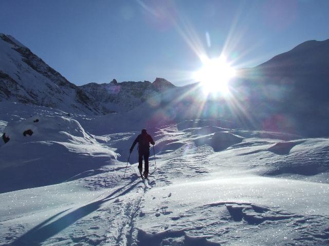#2 Tete entre deux sauts : Dans le Vallon de Malatra, la neige est poudreuse et profonde Tete entre deux sauts : Dans le Vallon de Malatra, la neige est poudreuse et profonde