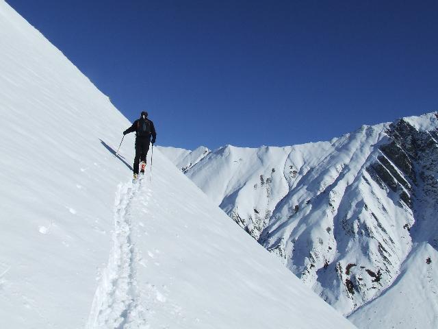 #3 Tete entre deux sauts : ça cogne, dans les pentes Est, en neige poudreuse lourde et collante . les skis font 1 tonnes ! Tete entre deux sauts : ça cogne, dans les pentes Est, en neige poudreuse lourde et collante . les skis font 1 tonnes !