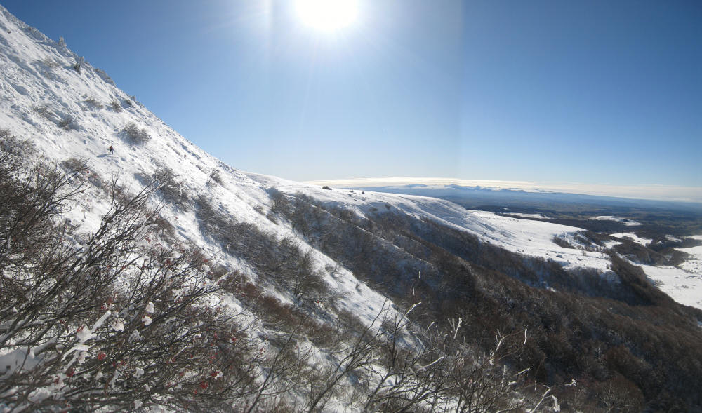 #3 Puy Gros : traversée pour rejoindre la combe SO (attention en plein hiver, les jours de grosse poudre !!!) Puy Gros : traversée pour rejoindre la combe SO (attention en plein hiver, les jours de grosse poudre !!!)