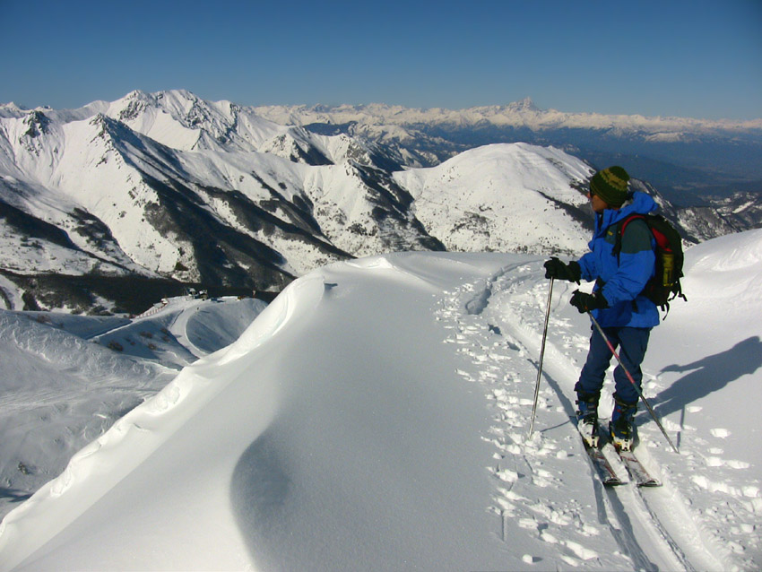 #8 Montée au Colleto Campanin.
On commence à apercevoir le Mt Viso Montée au Colleto Campanin.
On commence à apercevoir le Mt Viso