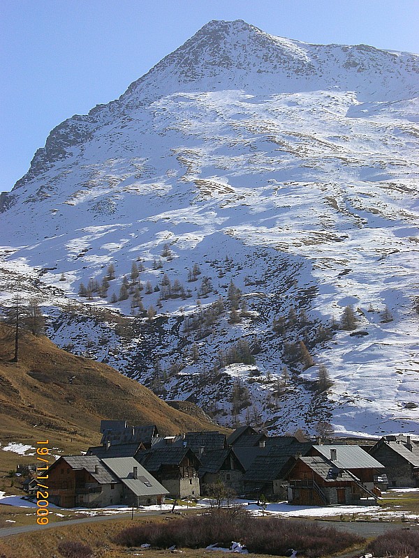 Pic Lombard : Vue générale de la face NW depuis le joli hameau des Fonts.