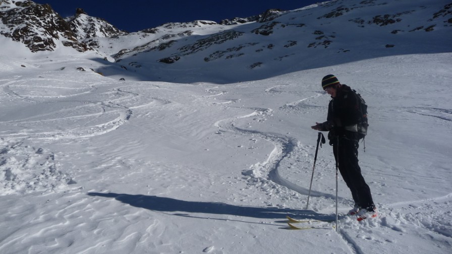 #4 Traces en poudre : Une bien bonne neige dans ce coin, régulièrement refaite par le vent Traces en poudre : Une bien bonne neige dans ce coin, régulièrement refaite par le vent