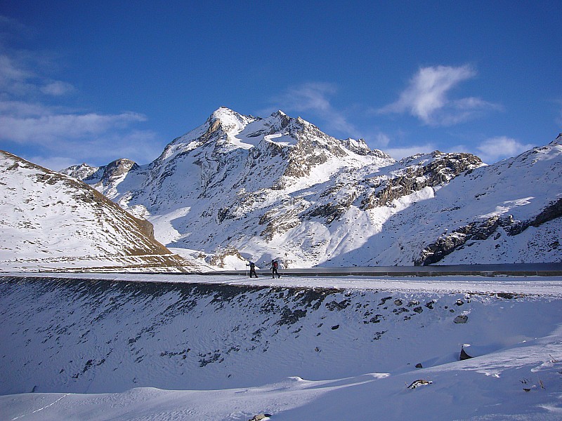 #8 Barrage de la sassière : Traversée du barrage avant de se faire le plat à la descente, à noter que le plat glisse plutôt bien. Barrage de la sassière : Traversée du barrage avant de se faire le plat à la descente, à noter que le plat glisse plutôt bien.