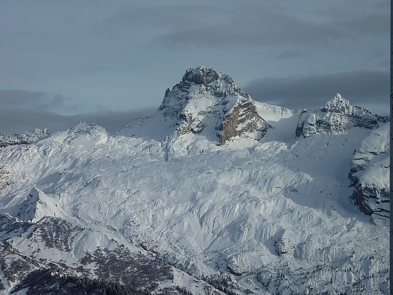 #4 Mont Lachat 02 12 2009 : Petit zoom sur la Pointe Percée et le Col des Verts Mont Lachat 02 12 2009 : Petit zoom sur la Pointe Percée et le Col des Verts