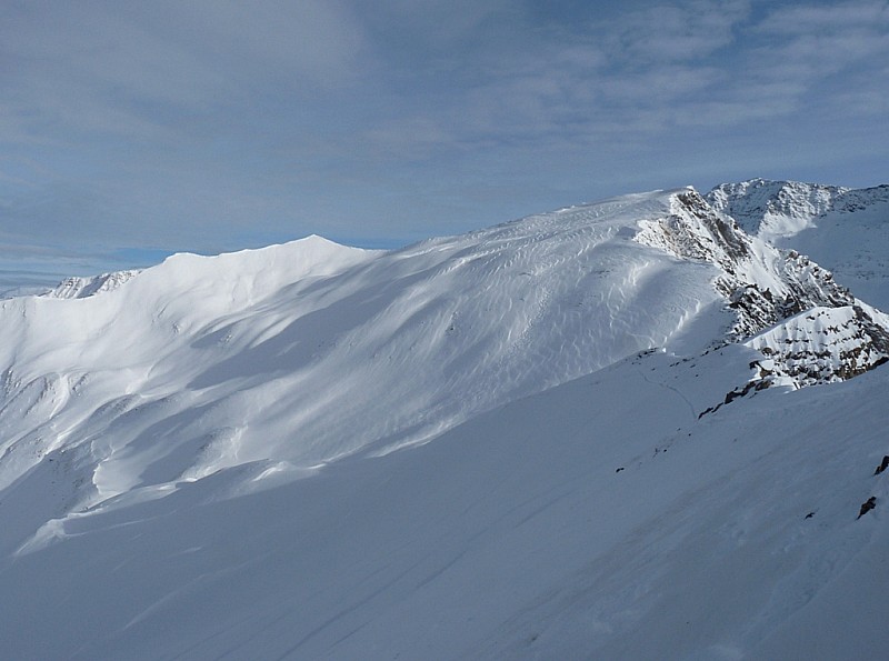 Les Aiguillettes : des skieurs sont descendus dans le vallon depuis le sommet des Aiguillettes.