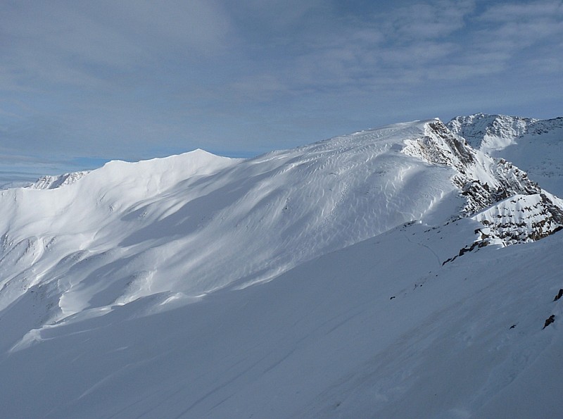 #5 Les Aiguillettes : des skieurs sont descendus dans le vallon depuis le sommet des Aiguillettes. Les Aiguillettes : des skieurs sont descendus dans le vallon depuis le sommet des Aiguillettes.