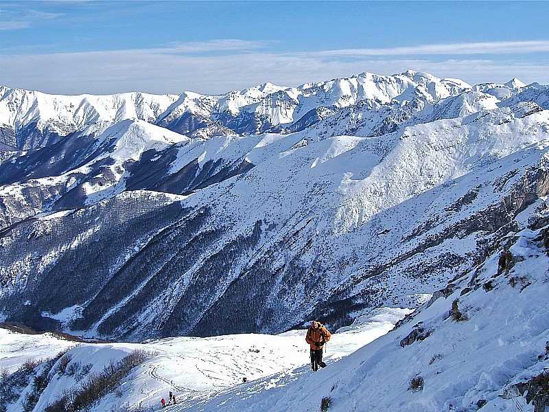 #6 Costa Garbella : Gt06 se prépare pour la descente et en bas Marianne JP et Monique nous attende avant de plonger dans le petit couloir qui nous amènera dans le Val Garbella. Costa Garbella : Gt06 se prépare pour la descente et en bas Marianne JP et Monique nous attende avant de plonger dans le petit couloir qui nous amènera dans le Val Garbella.